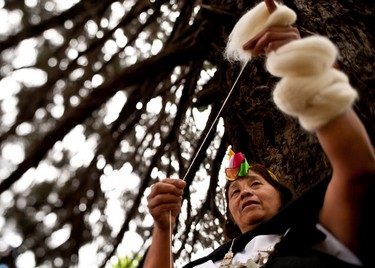 Hilando-rueca-artesana-mapuche-ACT236,Pueblos originarios y etnoturismo, Temuco