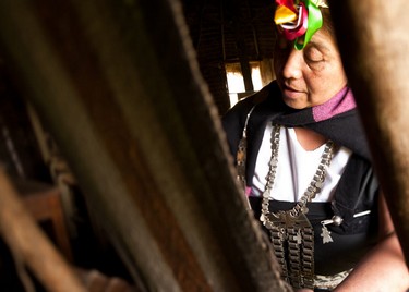 Mujer-mapuche-telar-ACT237,Pueblos originarios y etnoturismo, Arica