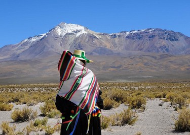 Tejedoras-aymara-colchane-ACT233,Pueblos originarios y etnoturismo, Arica